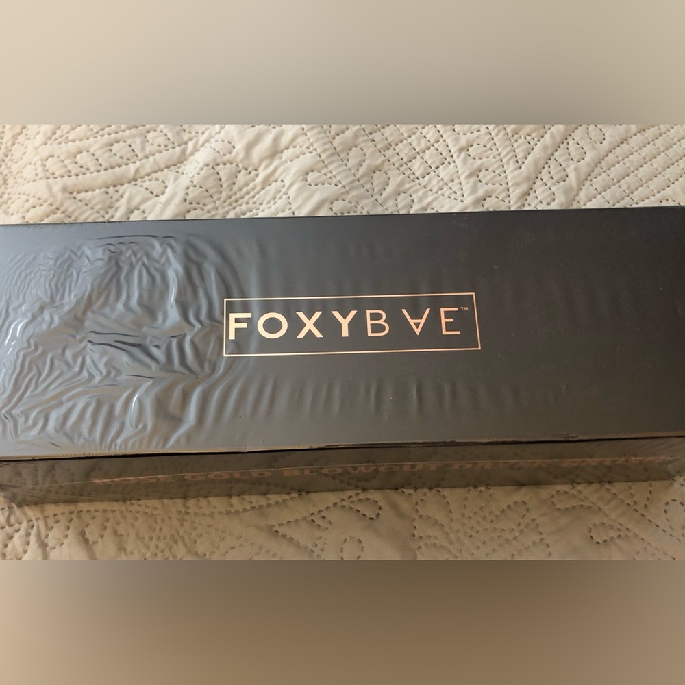 NIB Foxybae rose gold blowout dryer brush